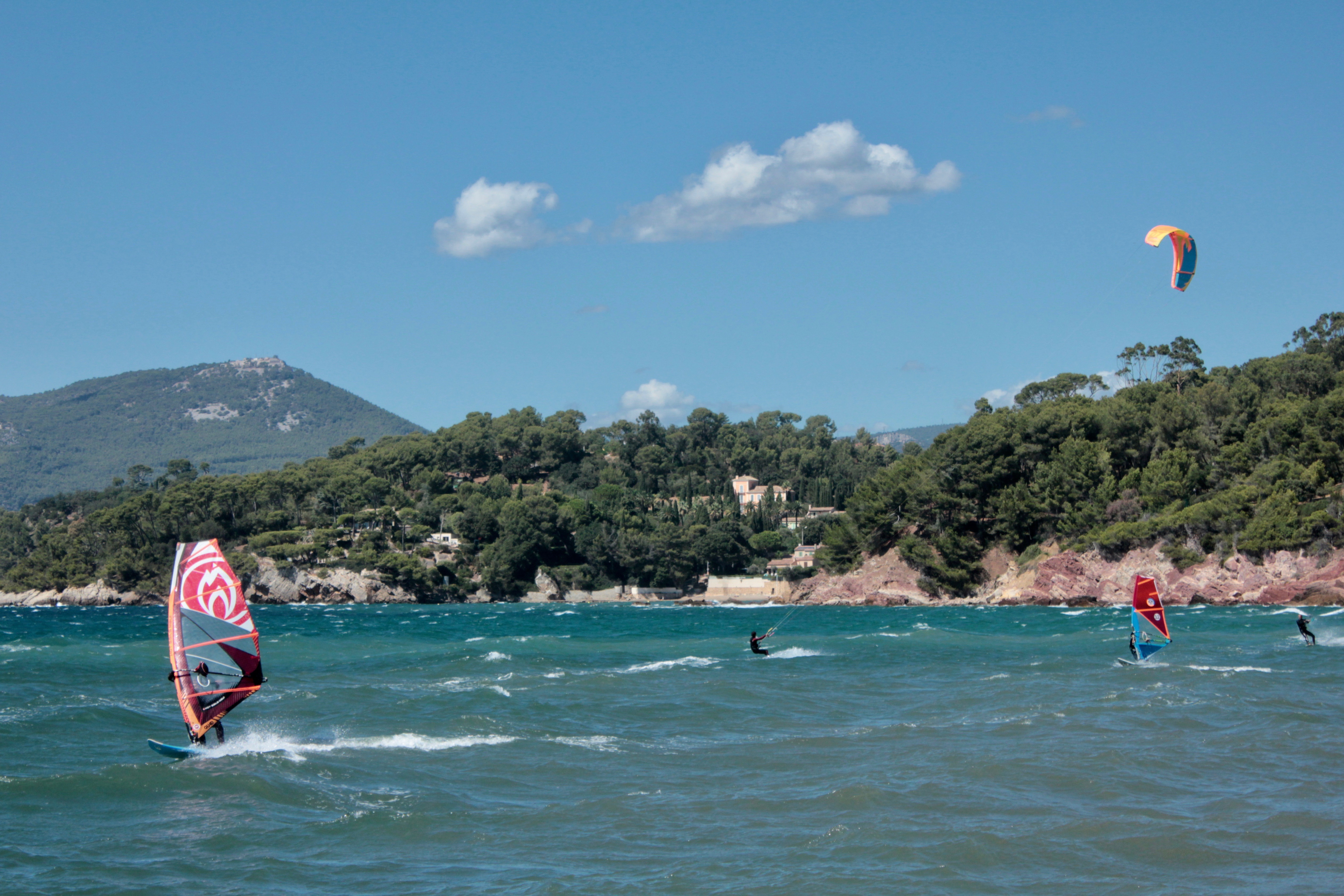 Activités nautiques voile et paddle depuis la base nautique du Pradet face à la Méditerranée varoise — location courte durée Var