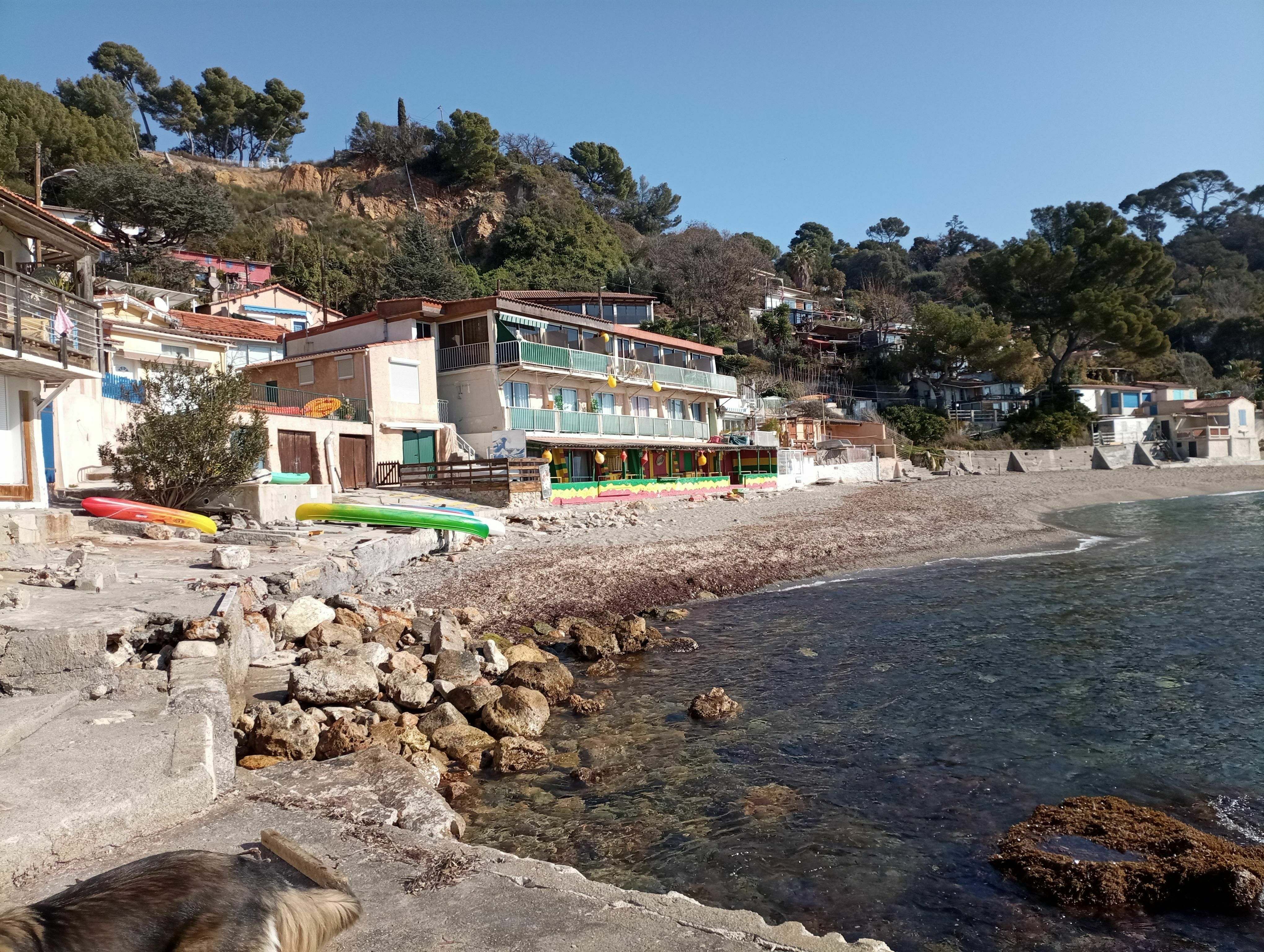 Plage sauvage du Monaco et pinède préservée du Pradet avec vue sur la rade de Toulon — location saisonnière Le Pradet Var