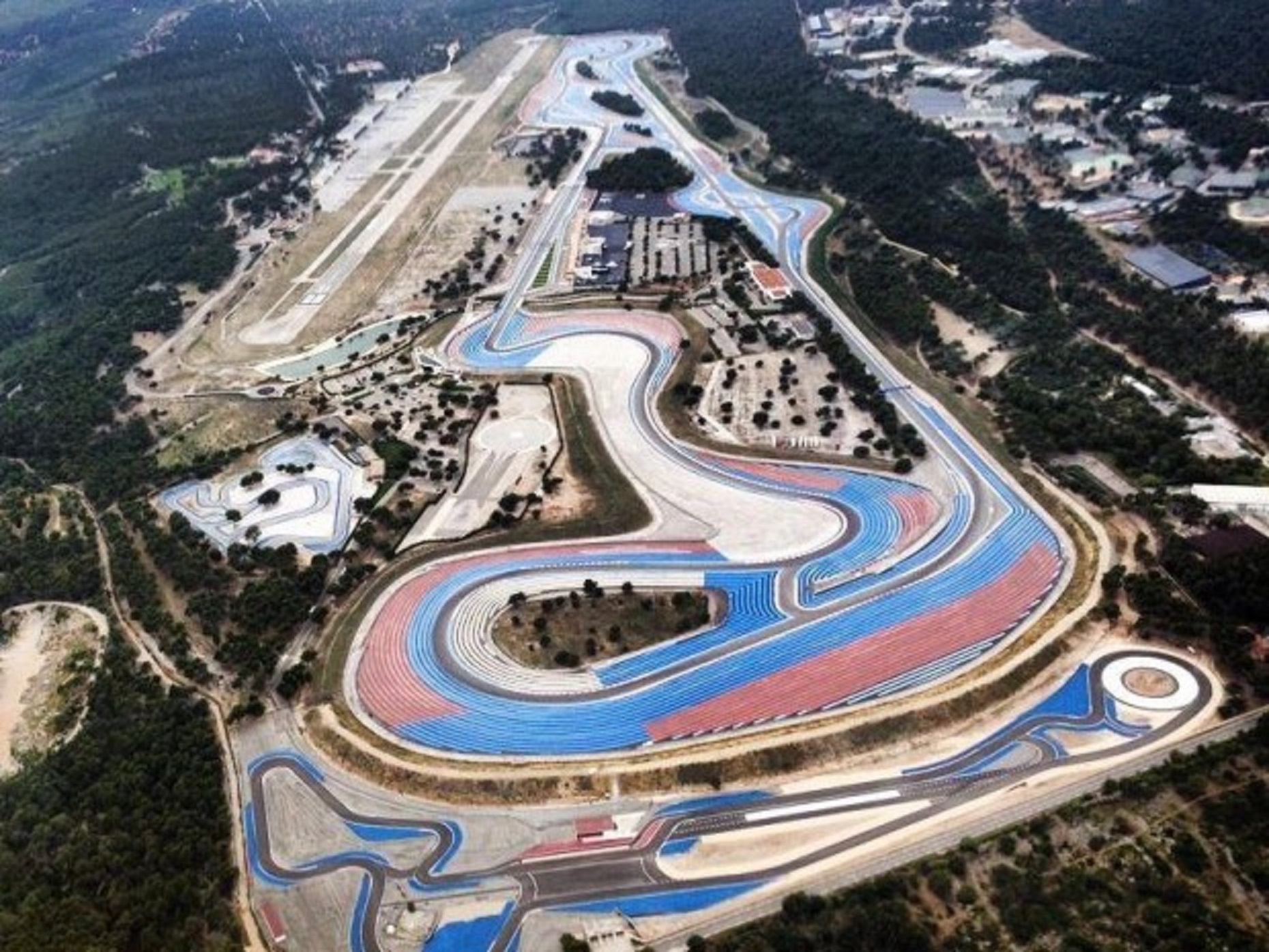 Circuit Paul Ricard au Castellet, temple des sports mécaniques et site du Grand Prix de France — gestion locative location courte durée Var