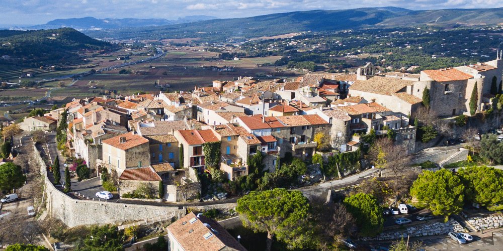 Vue panoramique sur les vignobles AOC Bandol depuis l'esplanade du château du Castellet — conciergerie Airbnb Var