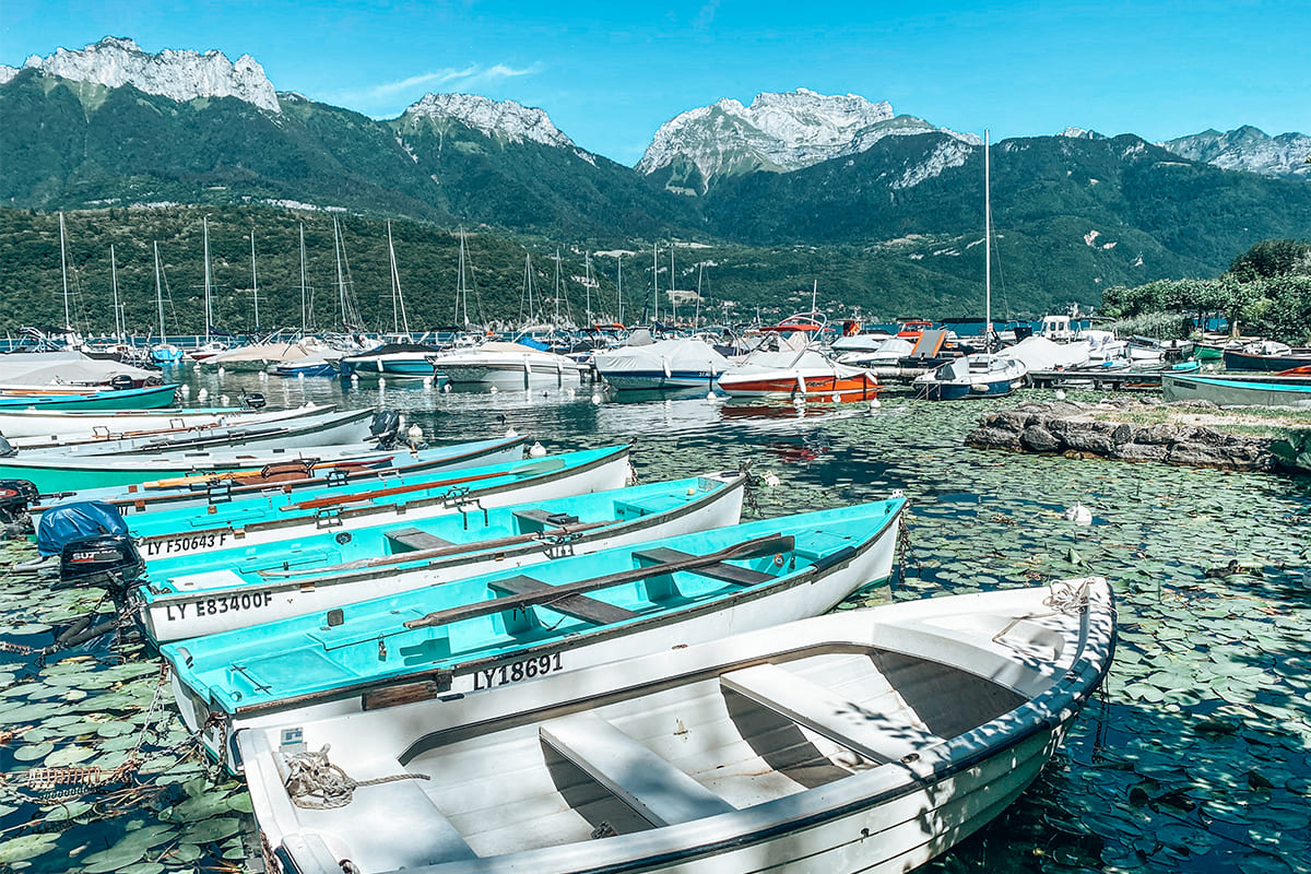 Grand port de plaisance de Saint-Jorioz et ses voiliers sur le lac d'Annecy, rive ouest — conciergerie Airbnb Haute-Savoie