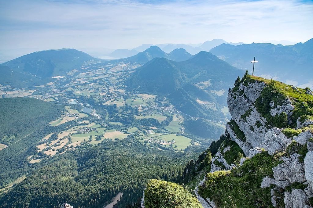 Panorama depuis le Crêt de Châtillon sur le Semnoz au-dessus de Saint-Jorioz, lac d'Annecy vu d'en haut — conciergerie Airbnb Annecy