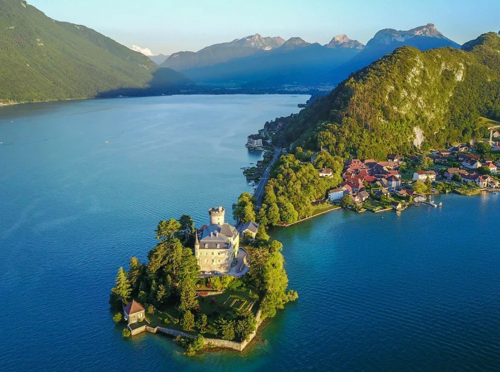 Château médiéval de Duingt sur l'eau du lac d'Annecy, excursion incontournable depuis Saint-Jorioz — location courte durée Haute-Savoie