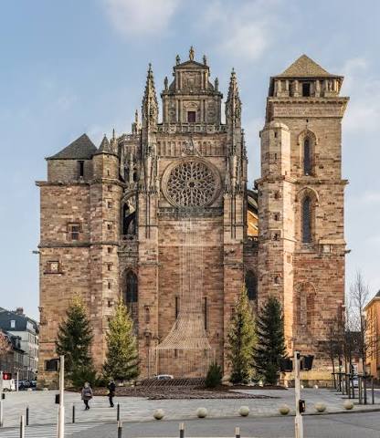 Cathédrale gothique Notre-Dame de Rodez en grès rose dominant la ville depuis son promontoire, Aveyron — location saisonnière Rodez