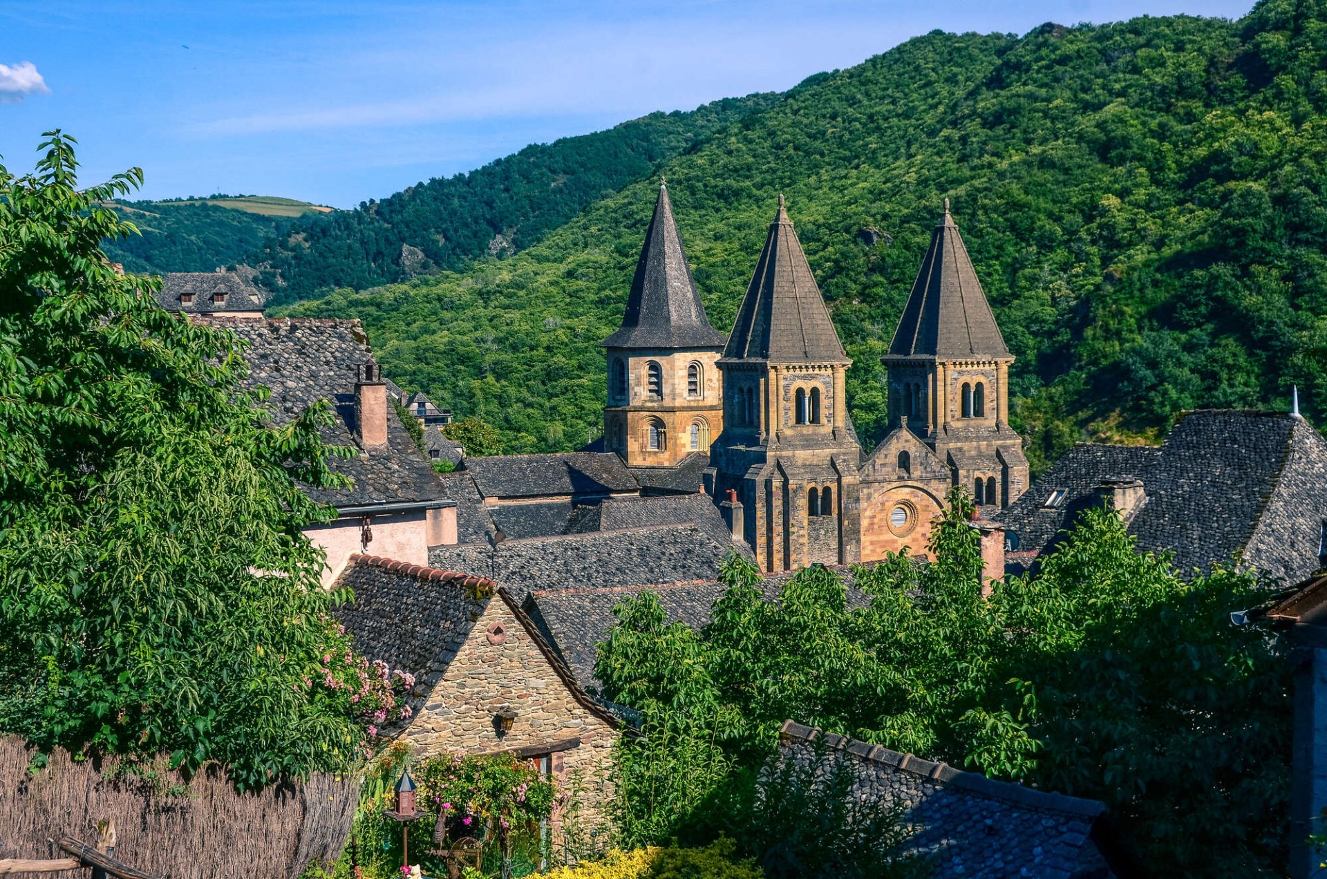 Abbatiale romane de Conques et son tympan sculpté, patrimoine mondial UNESCO aux environs de Rodez — location saisonnière Aveyron