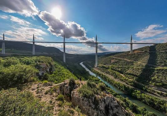 Viaduc de Millau sur les gorges du Tarn, excursion emblématique depuis Rodez en Aveyron — conciergerie Airbnb Occitanie