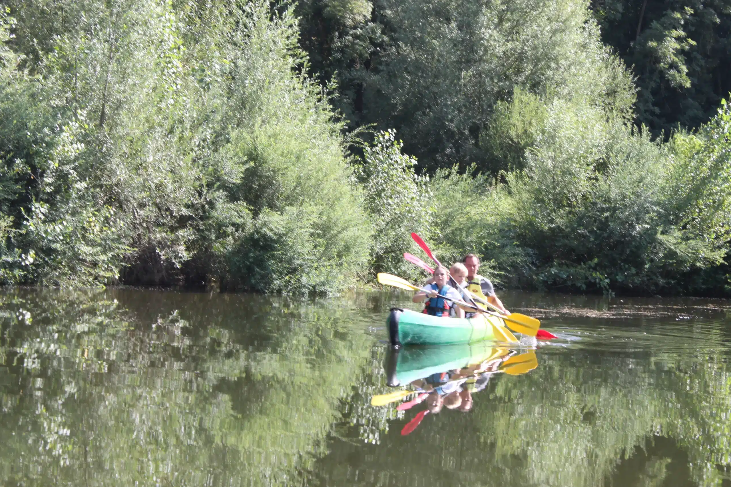 Canoë-kayak sur le Lot dans les gorges calcaires aux environs de Saint-Geniez-d'Olt — location saisonnière Aveyron Occitanie