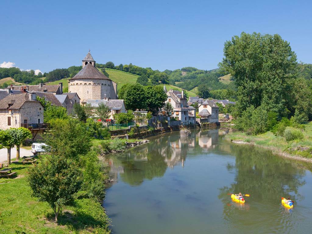 Paysages de landes et de pâturages du plateau de l'Aubrac accessible depuis Saint-Geniez-d'Olt — conciergerie Airbnb Occitanie