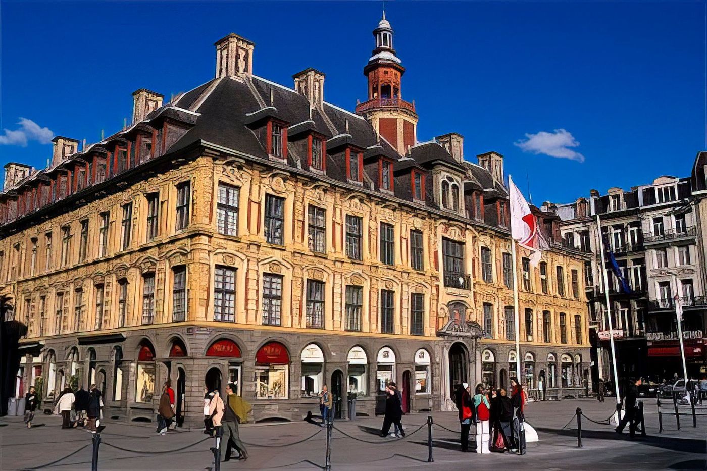 Grand'Place de Lille et Vieille Bourse baroque flamande du XVIIe siècle, cœur historique de la capitale du Nord — location saisonnière Lille