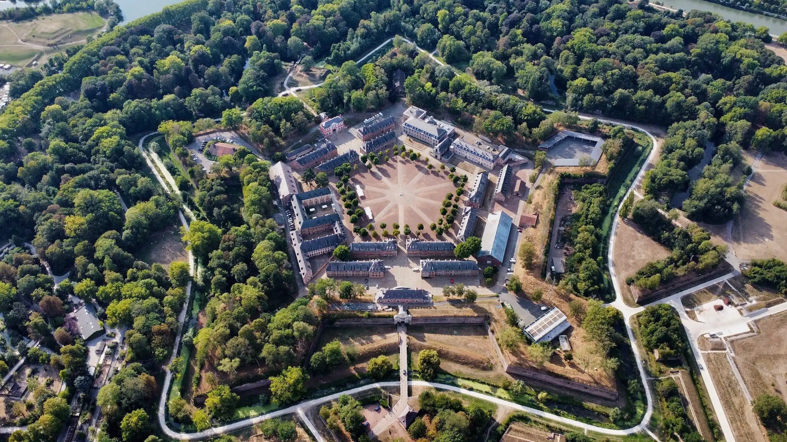 Citadelle Vauban de Lille et son parc de 110 hectares, Reine des Citadelles construite pour Louis XIV — location saisonnière Airbnb Nord