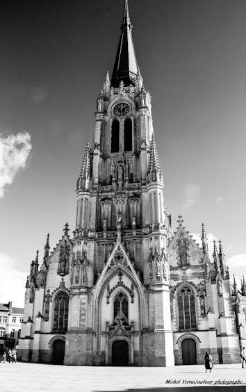 Église néo-gothique Saint-Christophe de Tourcoing et son clocher de 80 mètres abritant un carillon de 62 cloches — location courte durée Nord
