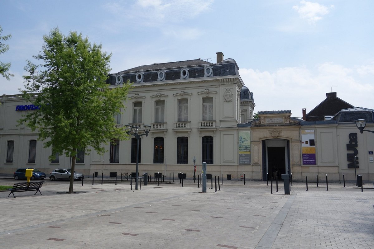 Façade de l'hôtel particulier Roussel-Defontaine abritant le MUba Eugène Leroy, musée des Beaux-Arts de Tourcoing — location saisonnière Tourcoing