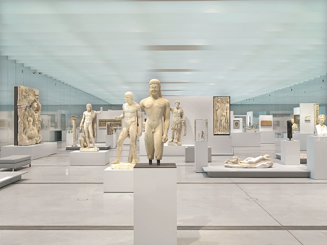 Musée du Louvre-Lens, architecture SANAA en verre et aluminium sur l'ancien carreau de fosse minier, Lens Pas-de-Calais — location saisonnière LensGalerie du Temps du Louvre-Lens présentant les chefs-d'œuvre du Louvre de l'Antiquité au XIXe siècle — concie