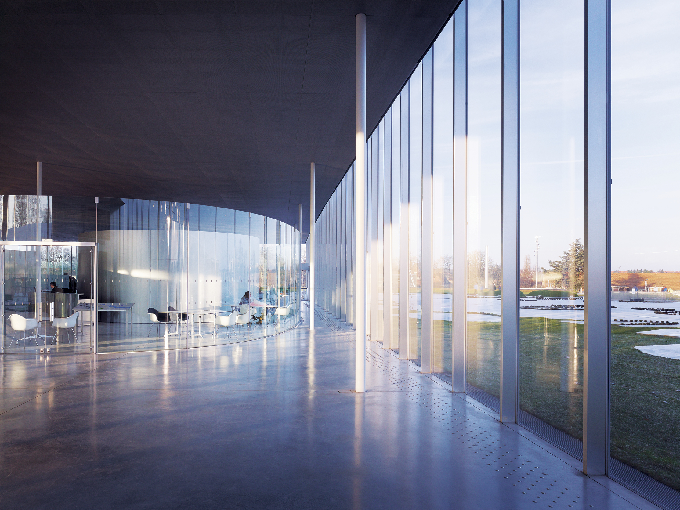 Musée du Louvre-Lens, architecture SANAA en verre et aluminium sur l'ancien carreau de fosse minier, Lens Pas-de-Calais — location saisonnière Lens