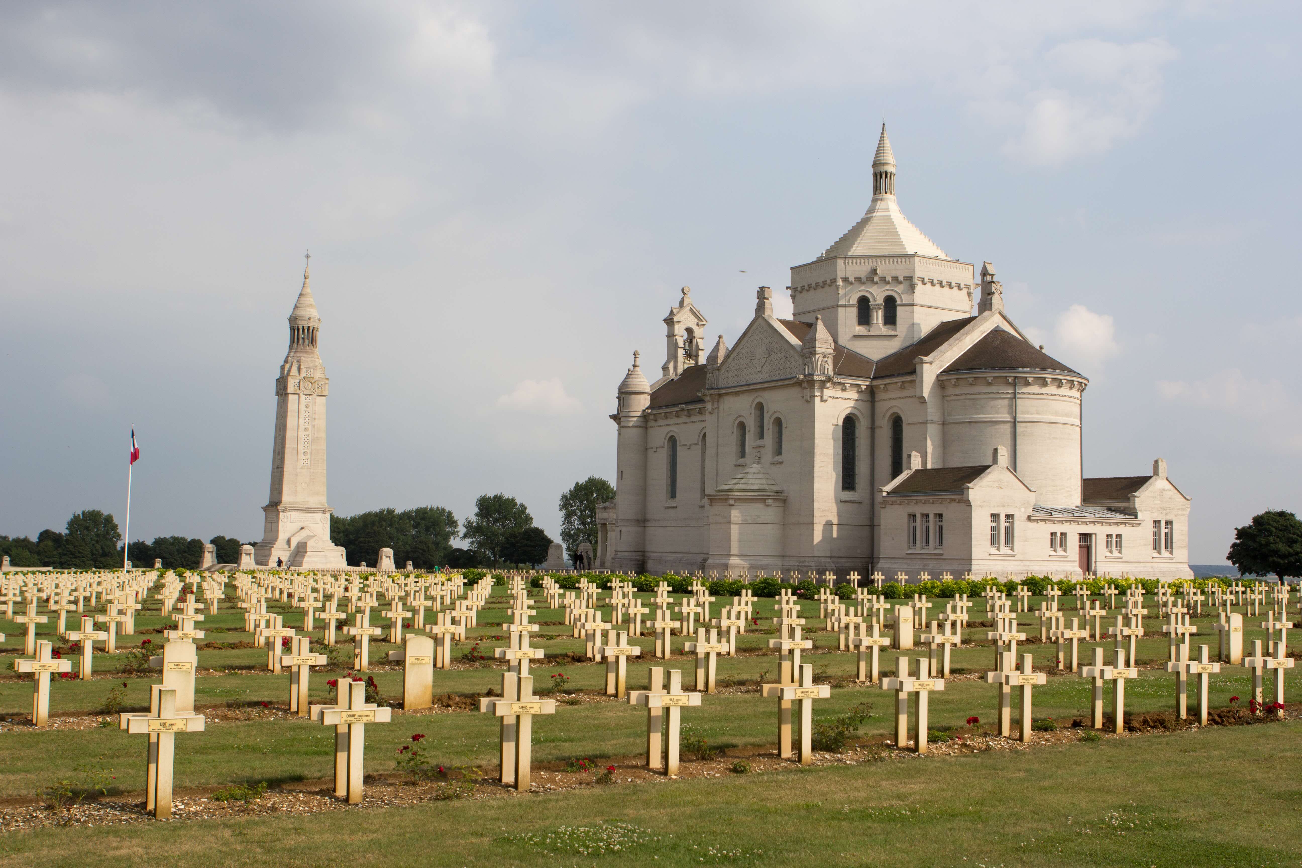 Nécropole nationale Notre-Dame-de-Lorette, plus grand cimetière militaire français du monde, collines de l'Artois — location courte durée Pas-de-Calais