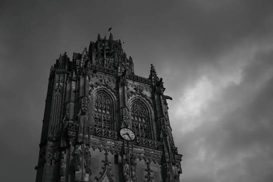 Tour gothique flamboyante de l'église de la Madeleine à Verneuil d'Avre et d'Iton, 56 mètres de dentelle de pierre — conciergerie Airbnb Eure Normandie