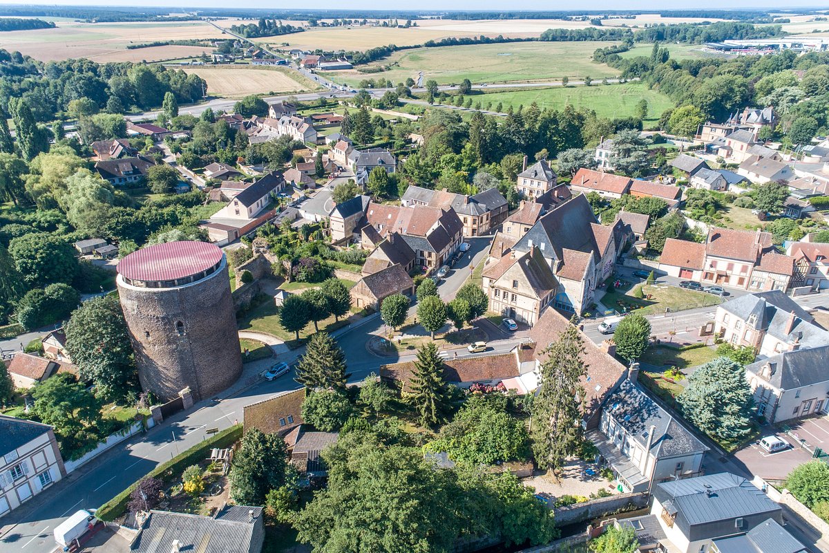 Bras forcé de l'Iton ceinturant l'ancienne cité fortifiée de Verneuil d'Avre et d'Iton, paysage médiéval préservé — location courte durée Normandie