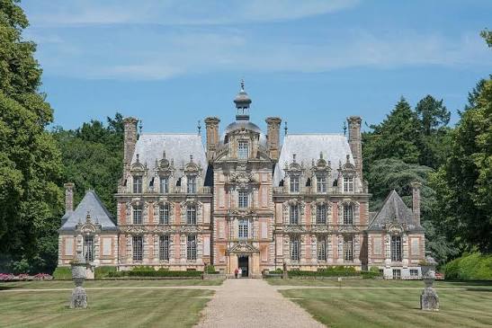 Manoir Louis XIII de La Brunetière à Saint-Sulpice-sur-Risle, briques rouges et jardin à la française — conciergerie Airbnb Orne