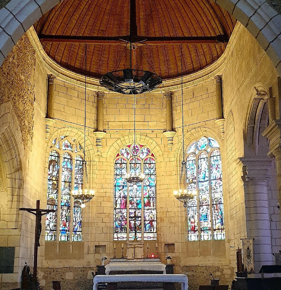 Tour gothique de l'église Saint-Germain dominant le village de Rugles, patrimoine médiéval de l'Eure — location saisonnière Normandie