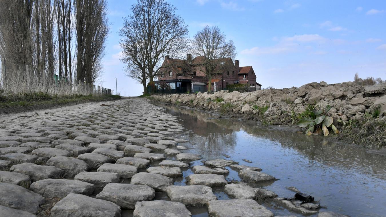 Secteur pavé du circuit Paris-Roubaix dans les environs de Saint-André-lez-Lille, l'Enfer du Nord en vélo gravel — conciergerie Airbnb Hauts-de-France