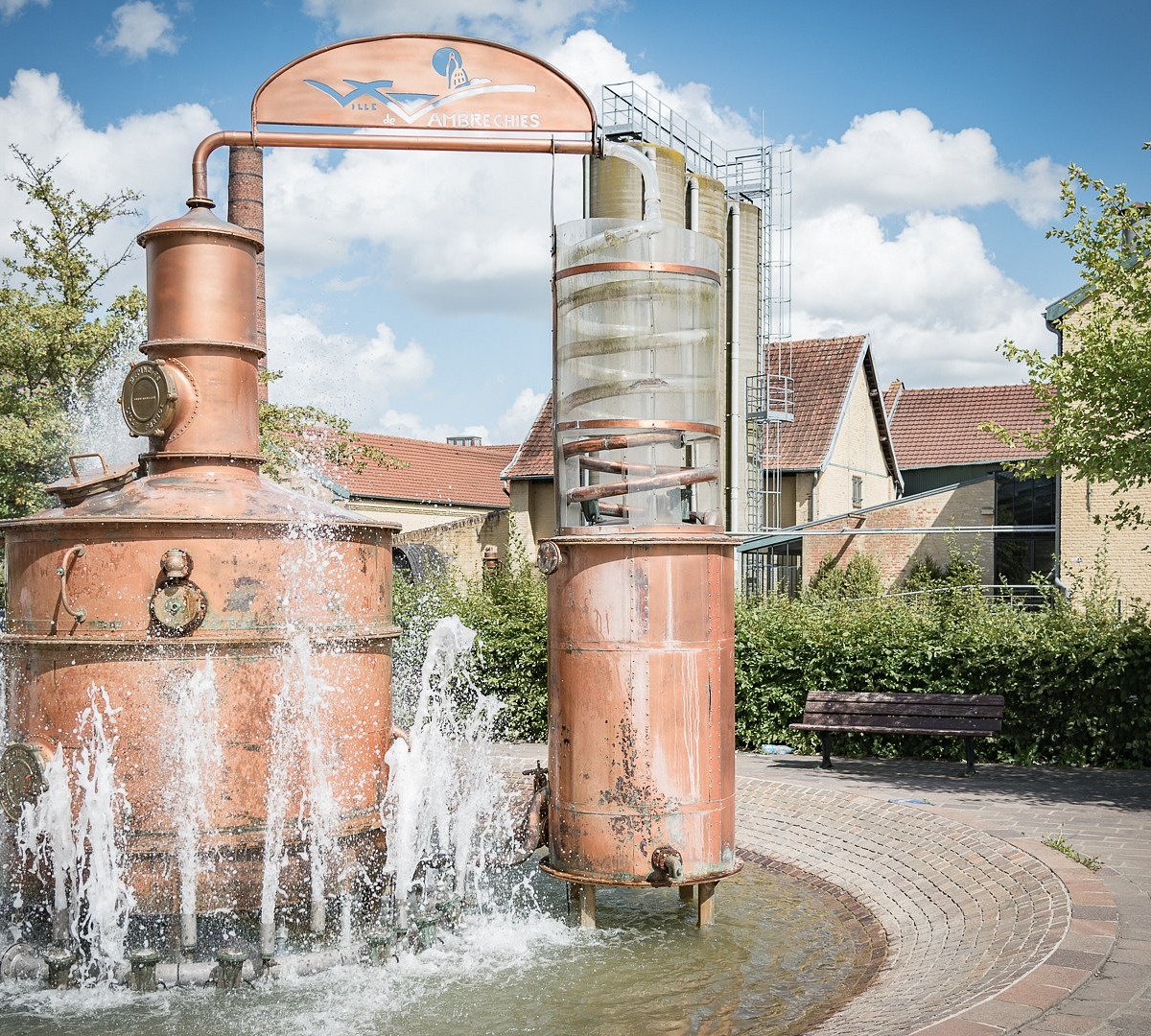 Distillerie de Wambrechies depuis 1817, genièvre artisanal en bord de Deûle à deux pas de Saint-André-lez-Lille — conciergerie Airbnb Nord