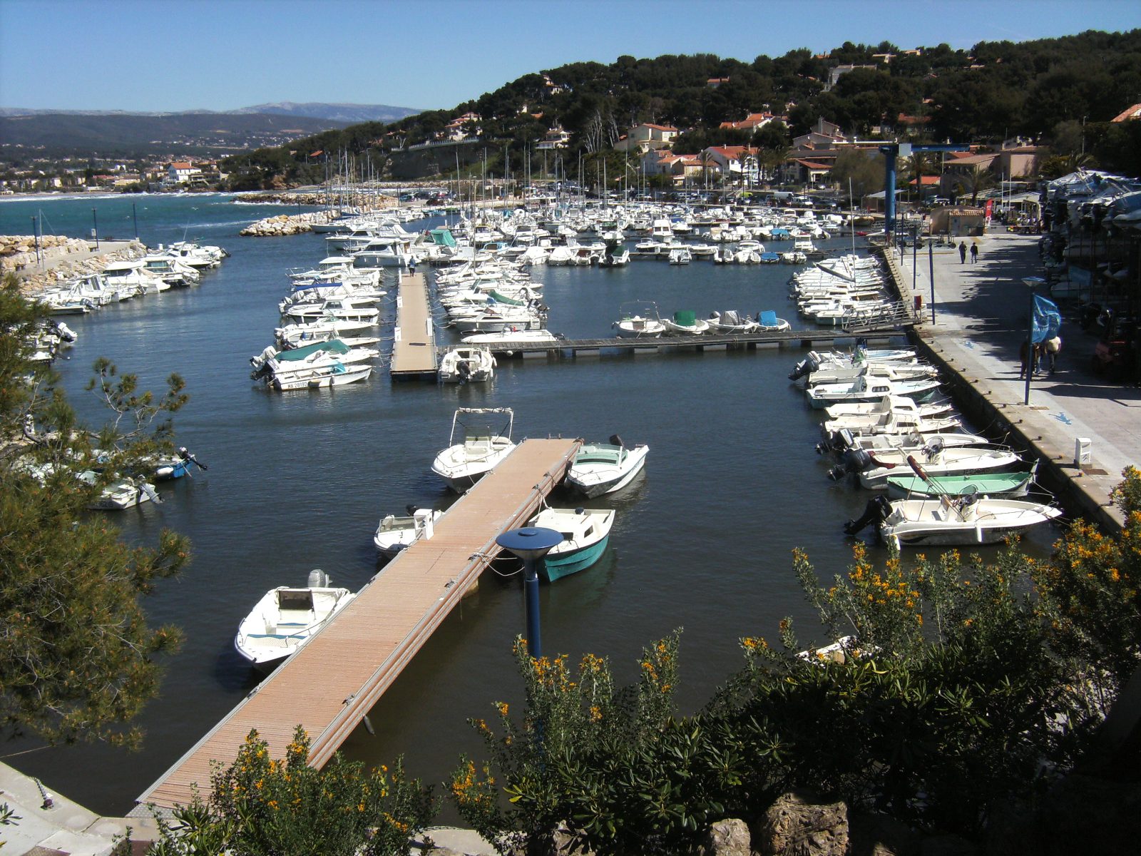 Petit port de la Madrague à Saint-Cyr-sur-Mer — location courte durée Var