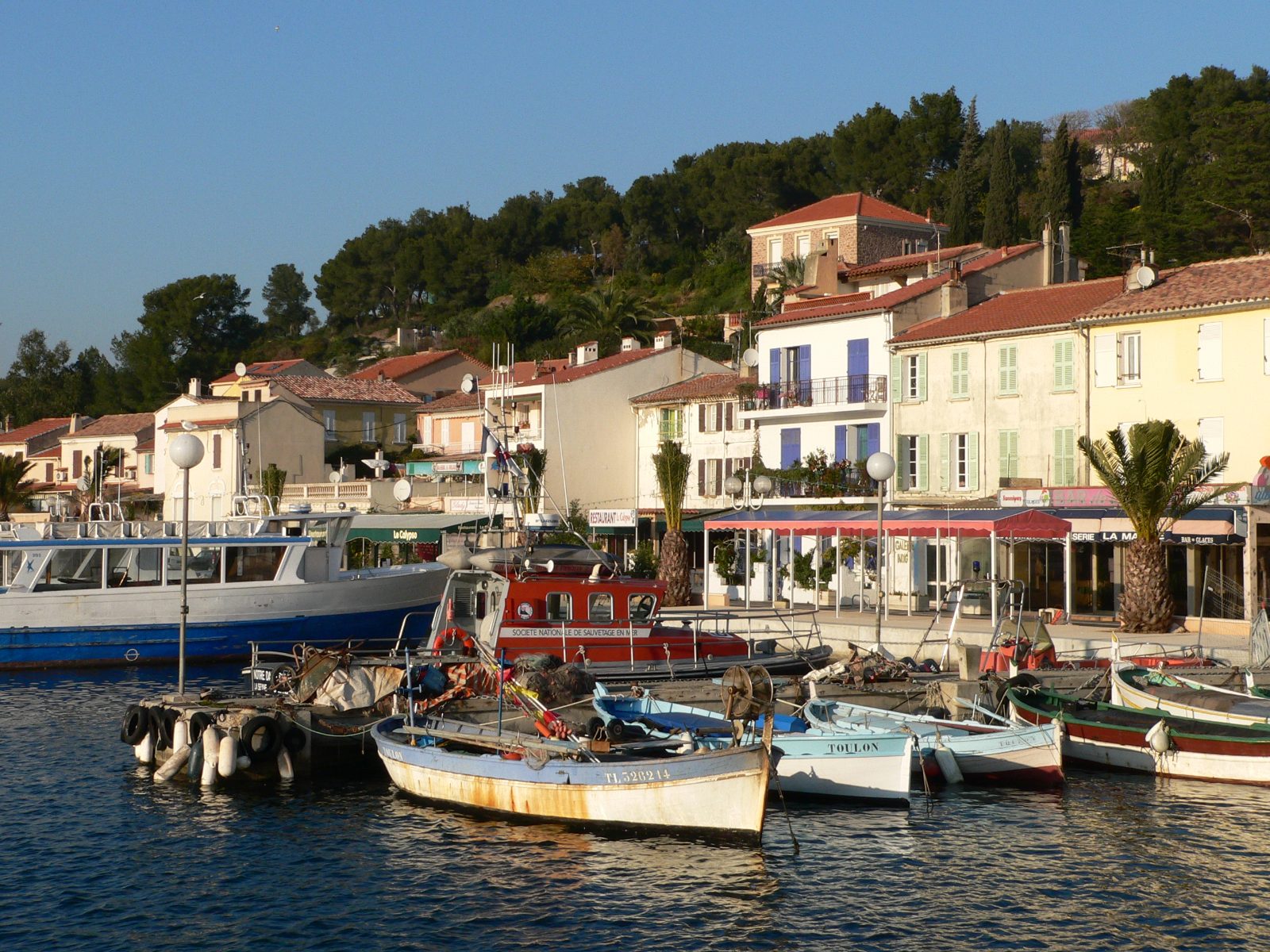 Port et façades colorées de Saint-Mandrier-sur-Mer — conciergerie Airbnb Var