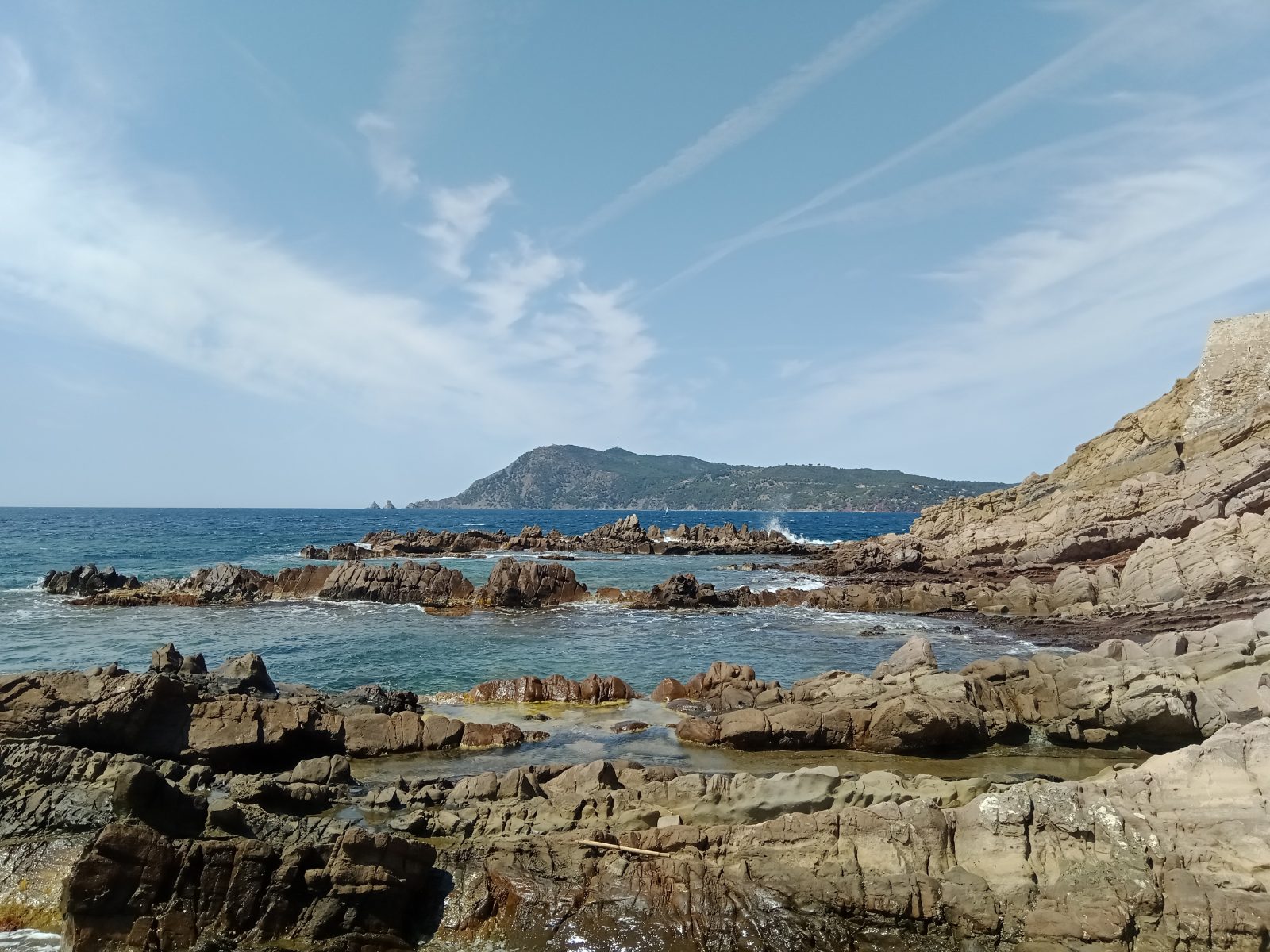 Pointe rocheuse de Marégau sur le littoral de Saint-Mandrier-sur-Mer — location saisonnière Var