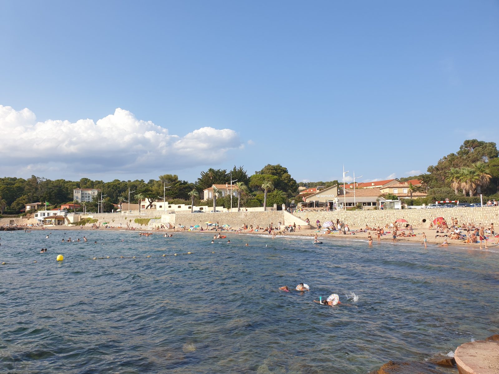 Plage de la Garonne et ses eaux claires au Pradet — location saisonnière Var