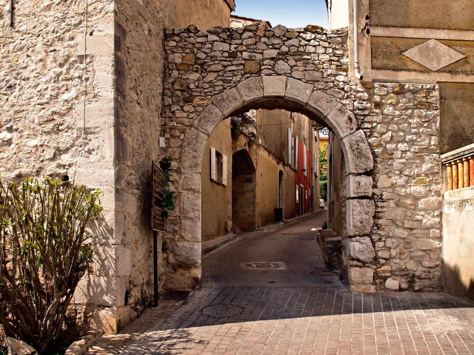 Porte fortifiée et ruelle pavée du Castellet — location courte durée Var
