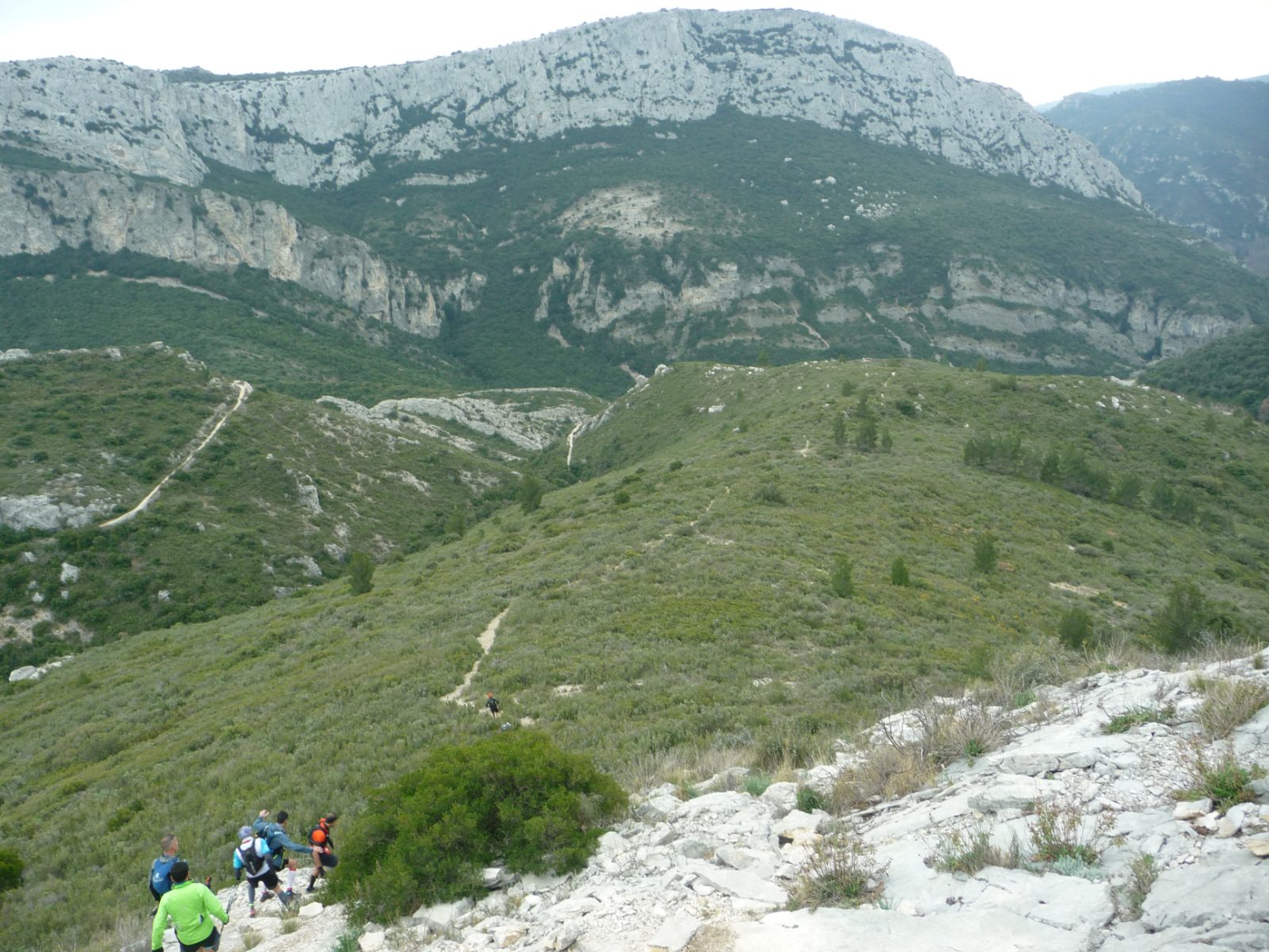 Sentier forestier du massif de la Sainte-Baume près du Castellet — location saisonnière Provence