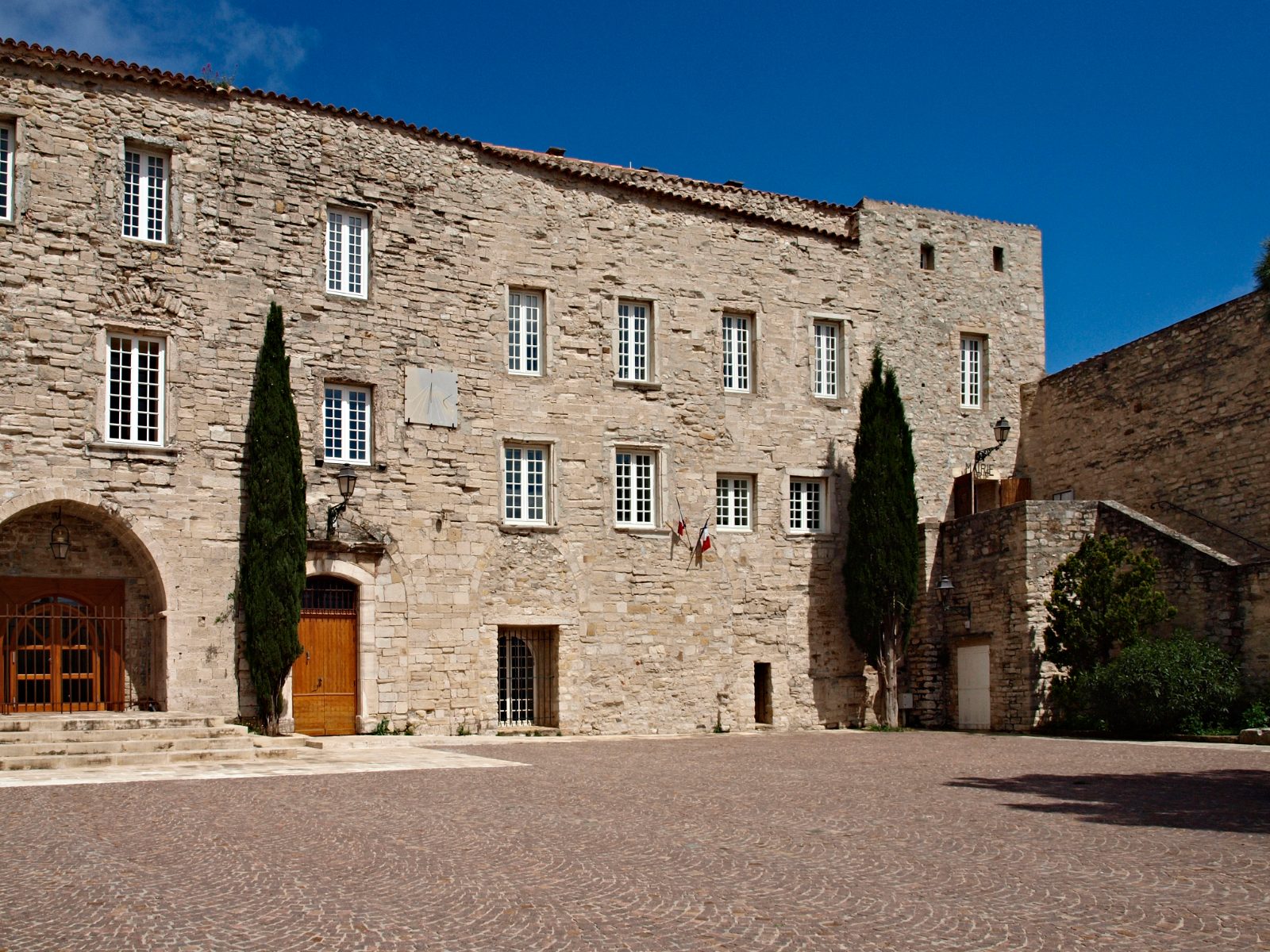 Château et place du village médiéval du Castellet — location saisonnière Var