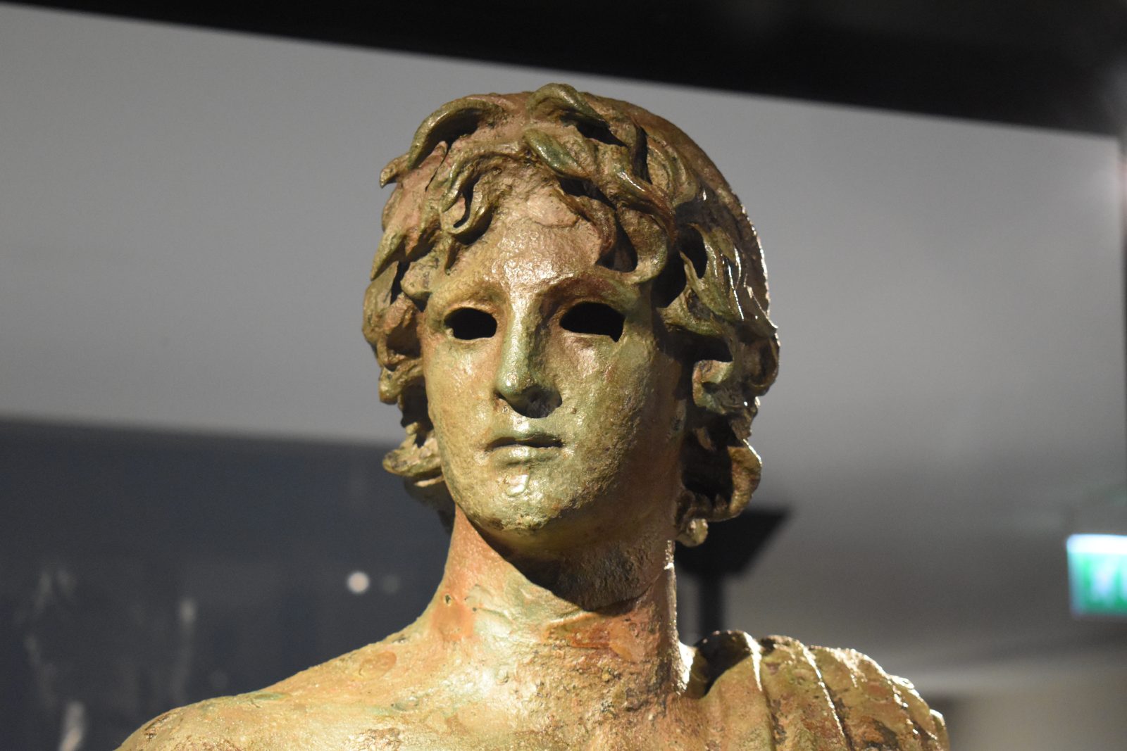 Statue en bronze de l'Éphèbe d'Agde au musée de l'Éphèbe — location saisonnière Agde
