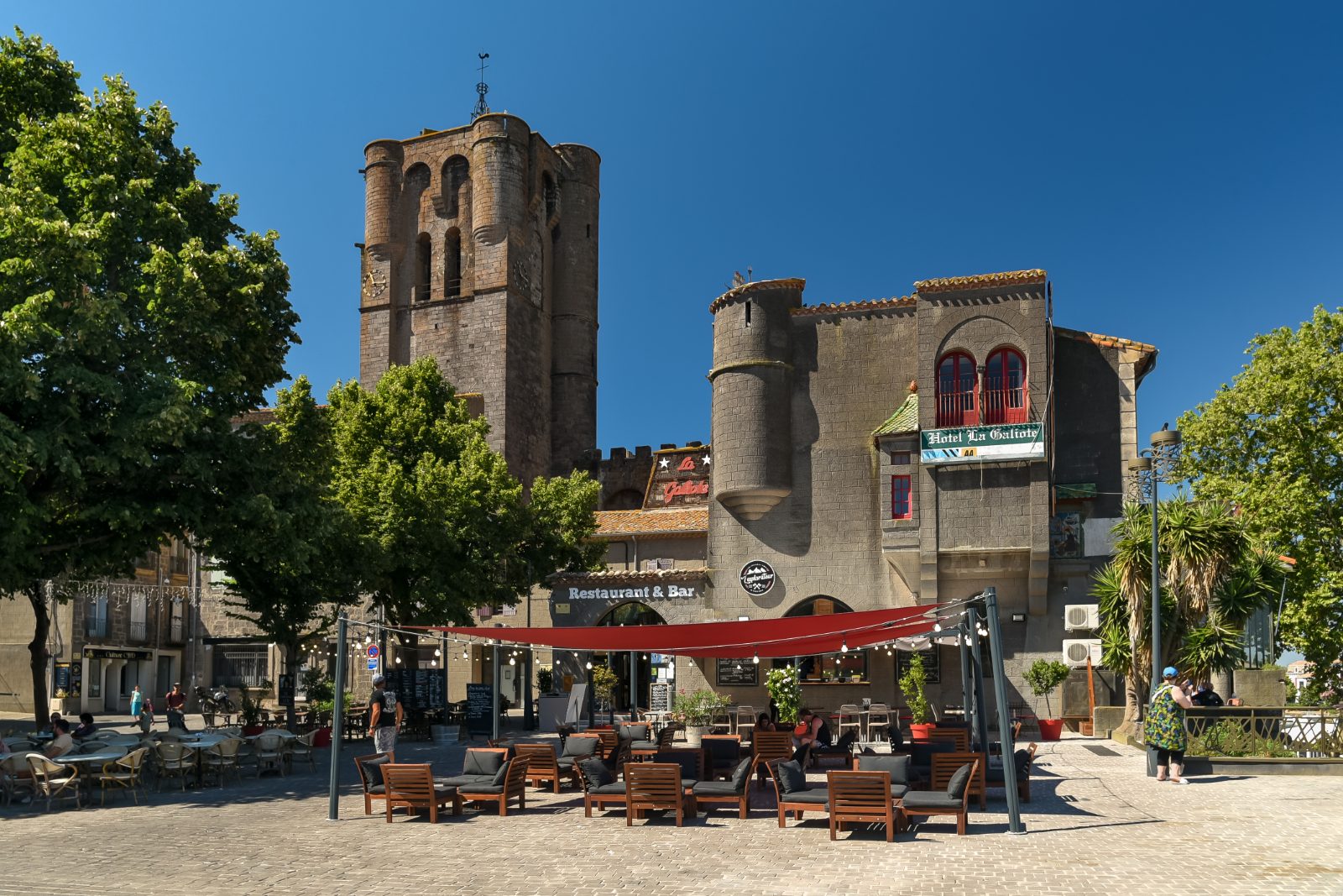 Cathédrale fortifiée Saint-Étienne d'Agde en pierre volcanique — gestion locative Hérault