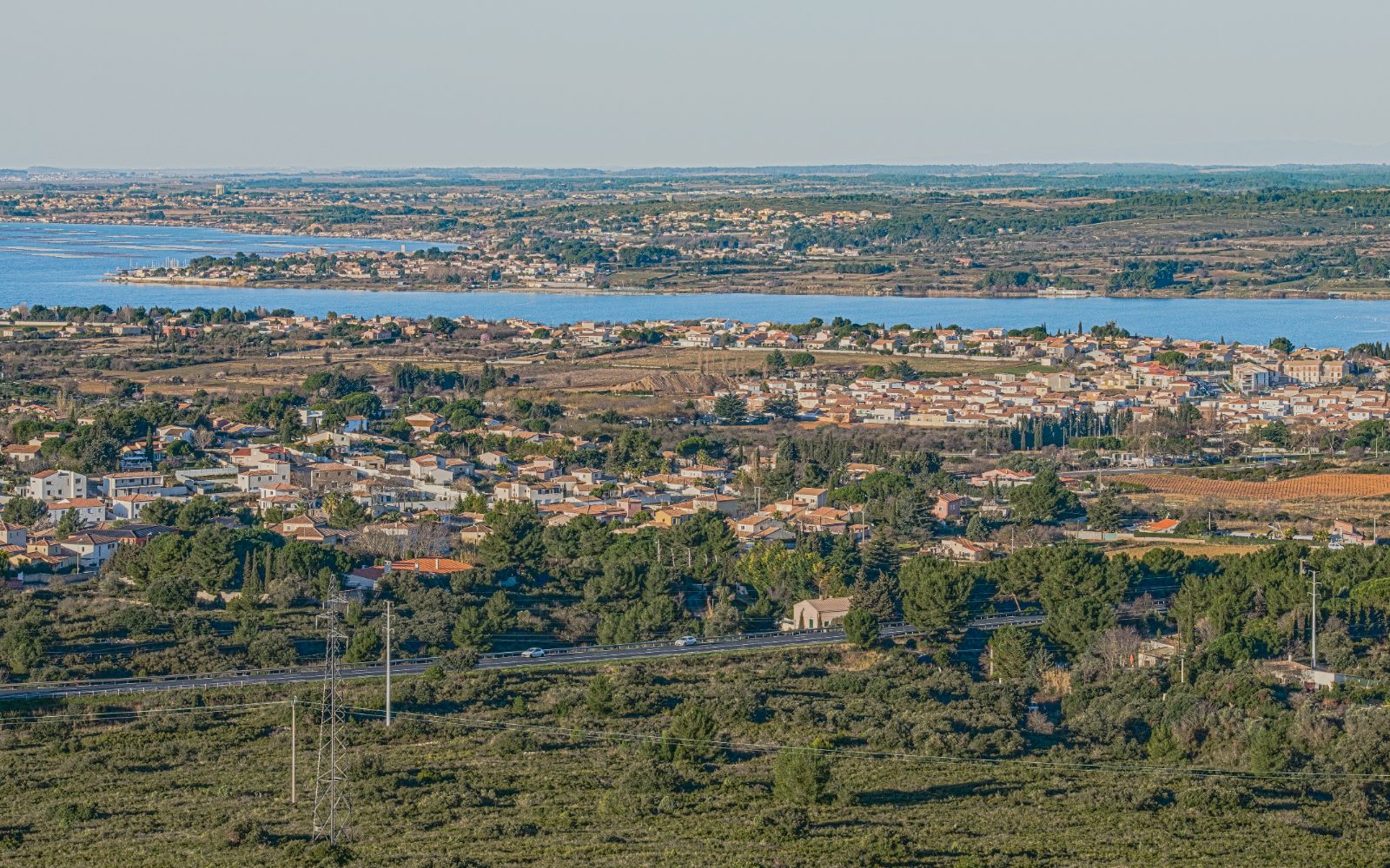Vue sur Balaruc-les-Bains au bord de l'étang de Thau — gestion locative Hérault