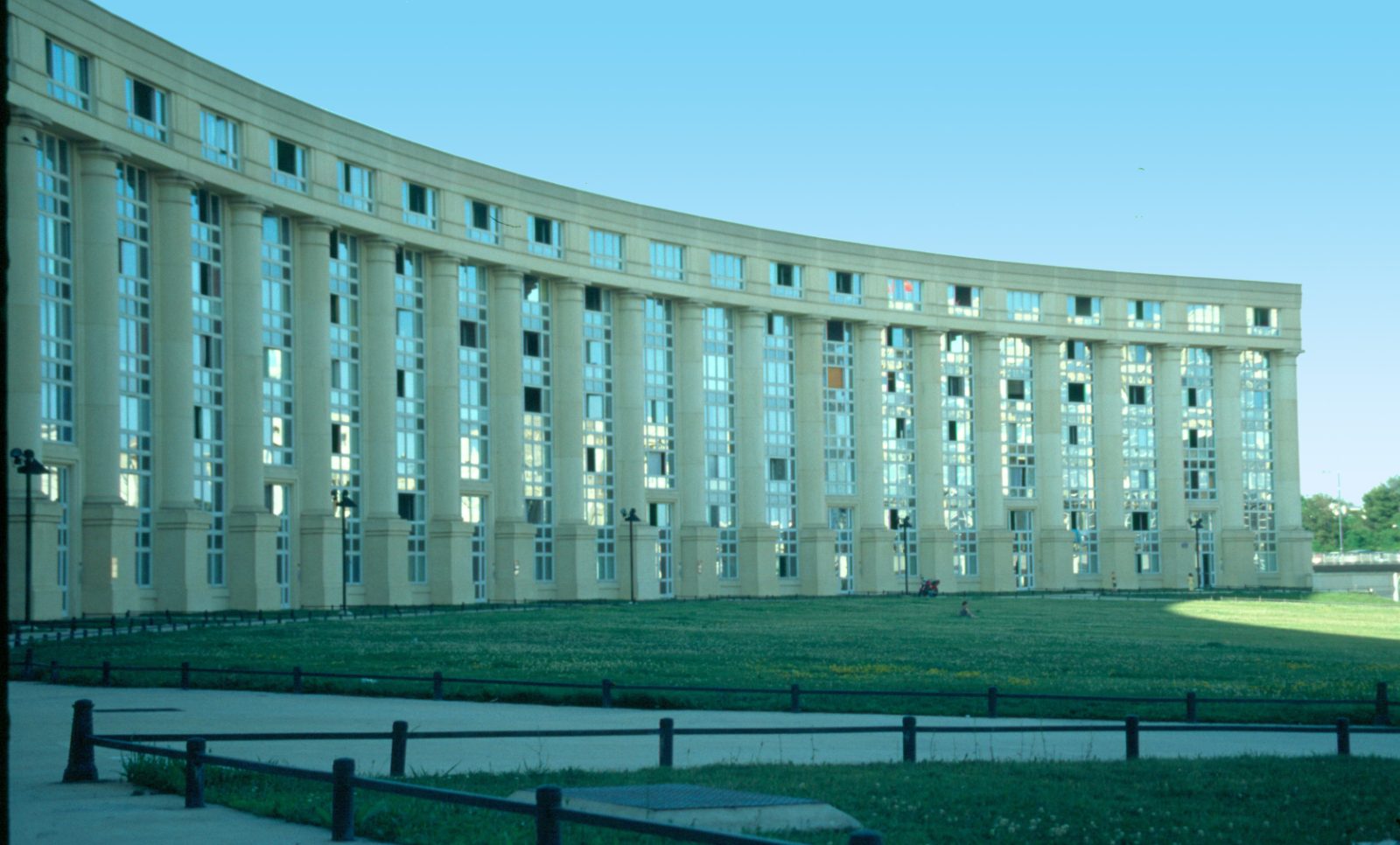 Architecture néoclassique du quartier Antigone à Montpellier — location saisonnière Montpellier