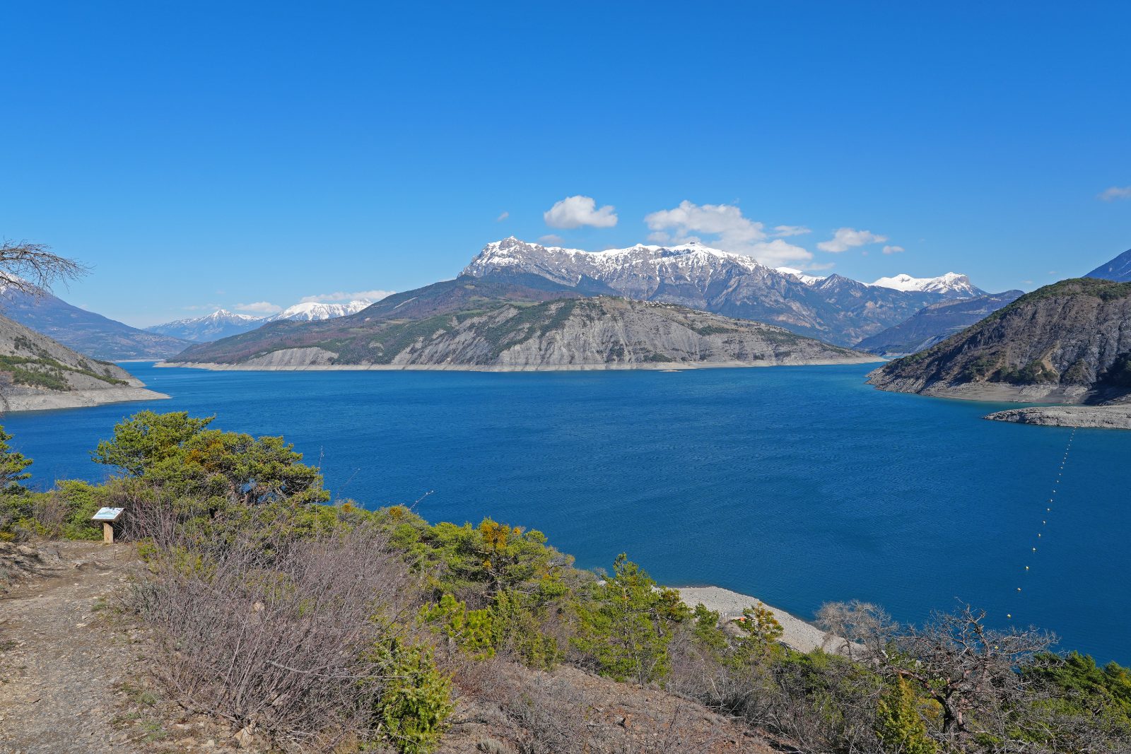 Lac de Serre-Ponçon aux eaux turquoise près de Gap — location saisonnière Hautes-Alpes