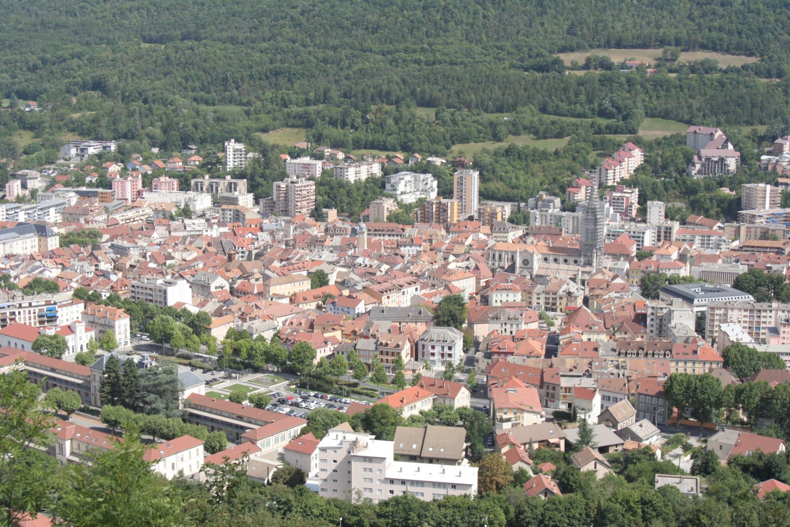Vue sur le centre-ville de Gap depuis Puymaure — location saisonnière Hautes-Alpes