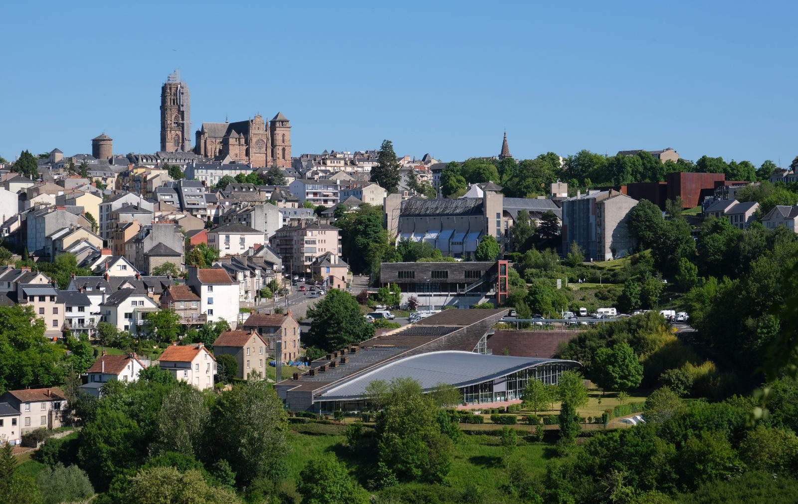 Vue sur Rodez perchée sur sa colline — gestion locative Aveyron