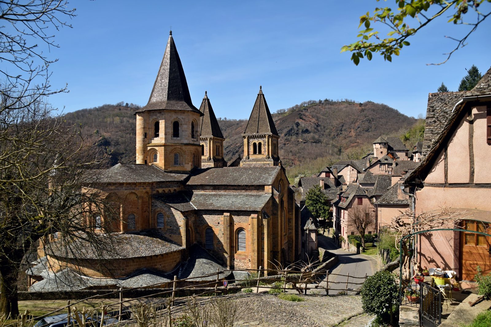 Abbatiale Sainte-Foy de Conques, à 40 minutes de Rodez — location courte durée Aveyron