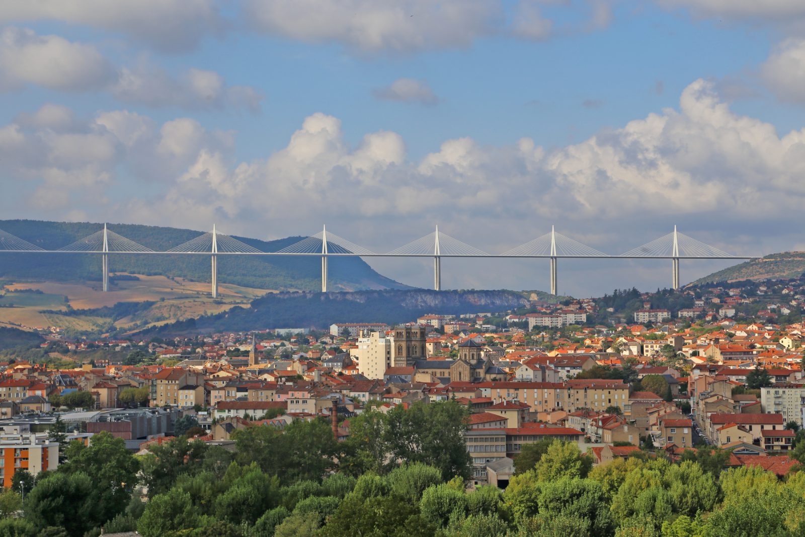 Viaduc de Millau au-dessus de la vallée du Tarn — location saisonnière Aveyron