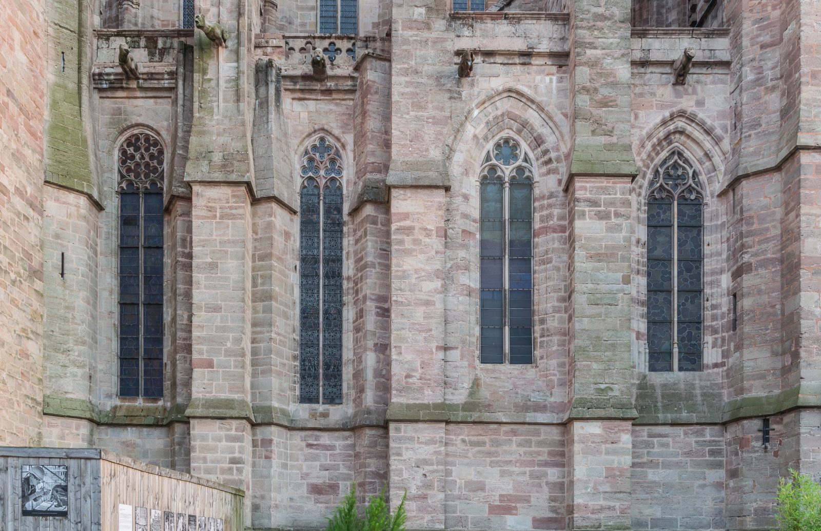 Façade gothique de la cathédrale Notre-Dame de Rodez — location saisonnière Rodez