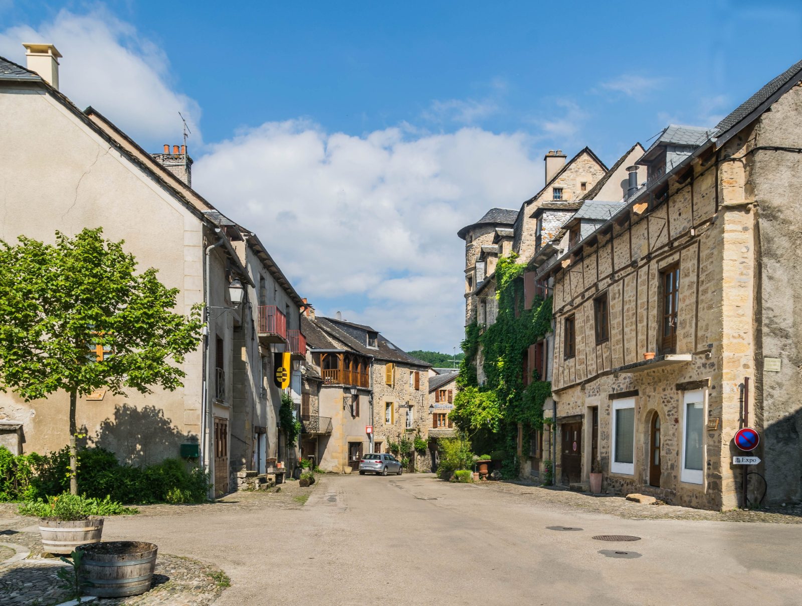Ruelle de Sainte-Eulalie-d'Olt, voisin de Saint-Geniez-d'Olt — gestion locative Aveyron