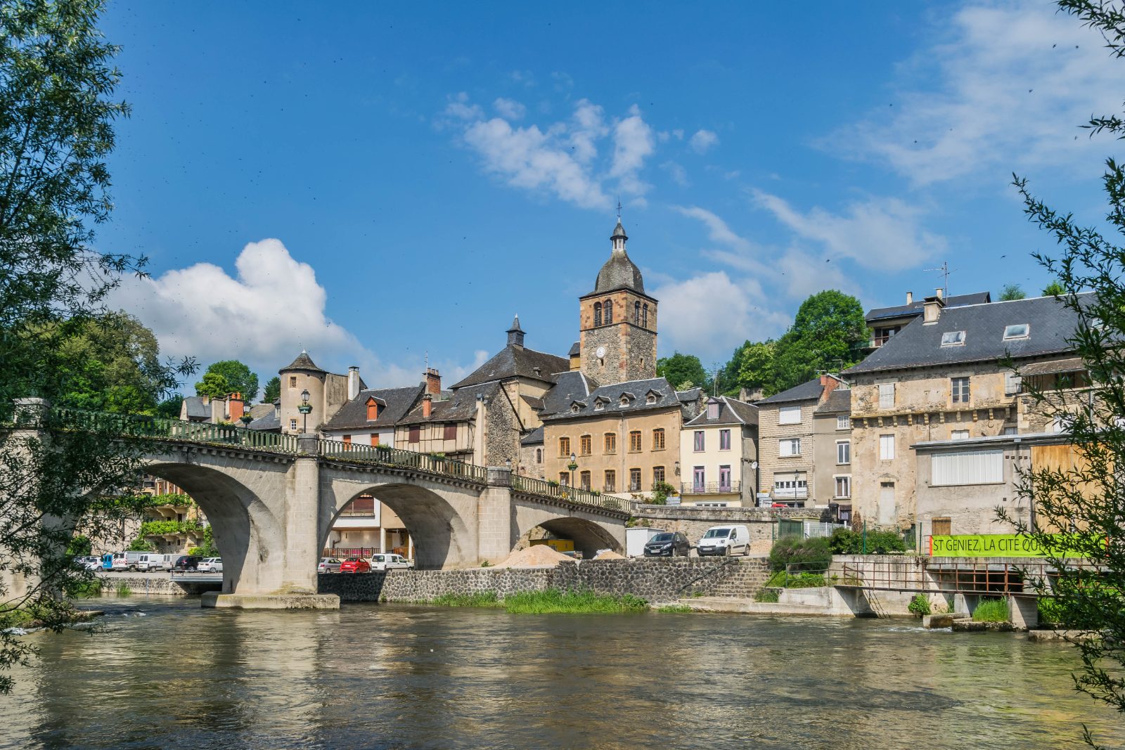 Saint-Geniez-d'Olt et ses maisons au bord du Lot — location saisonnière Aveyron