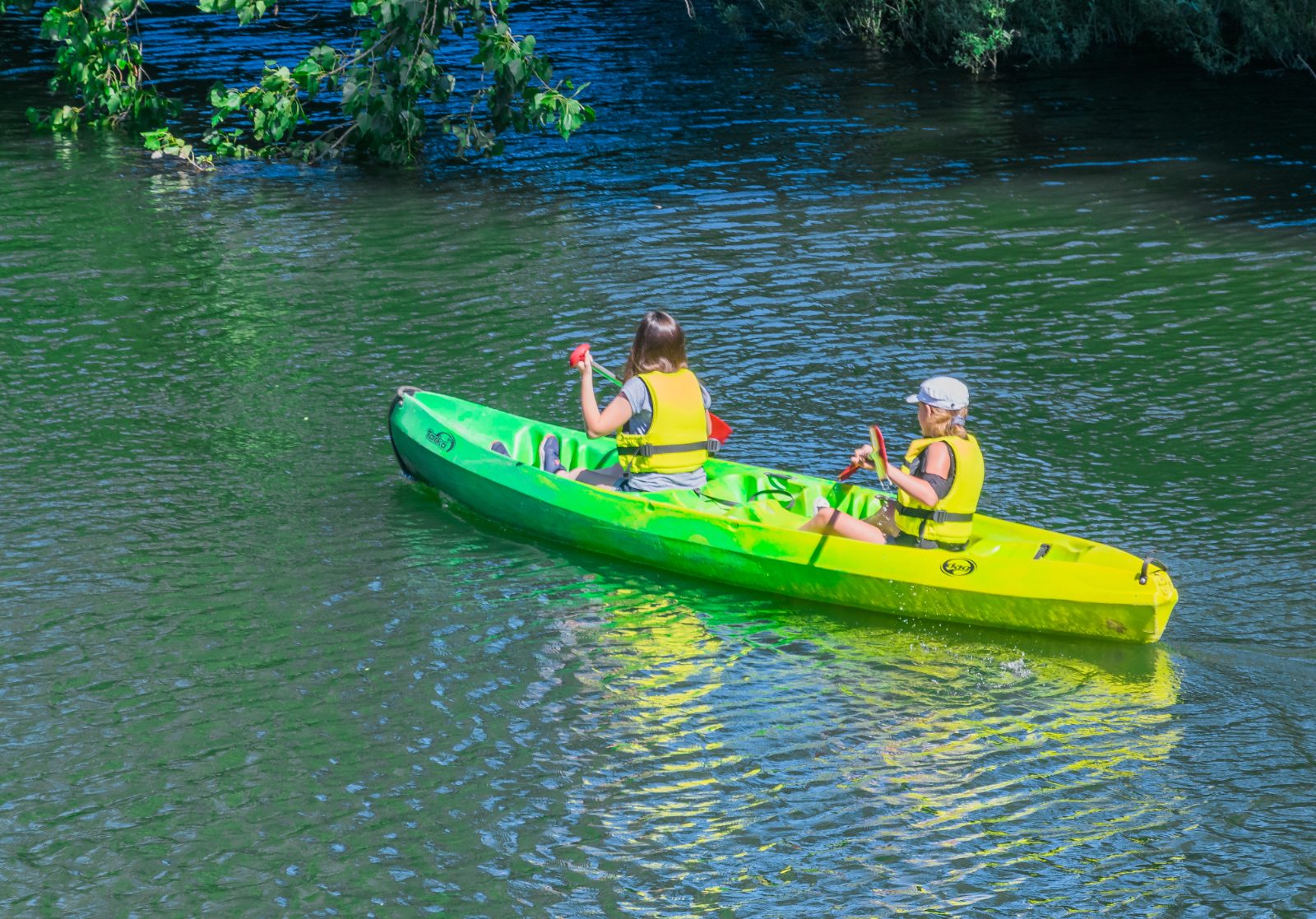 Canoë sur le Lot près de Saint-Geniez-d'Olt — location saisonnière Aveyron