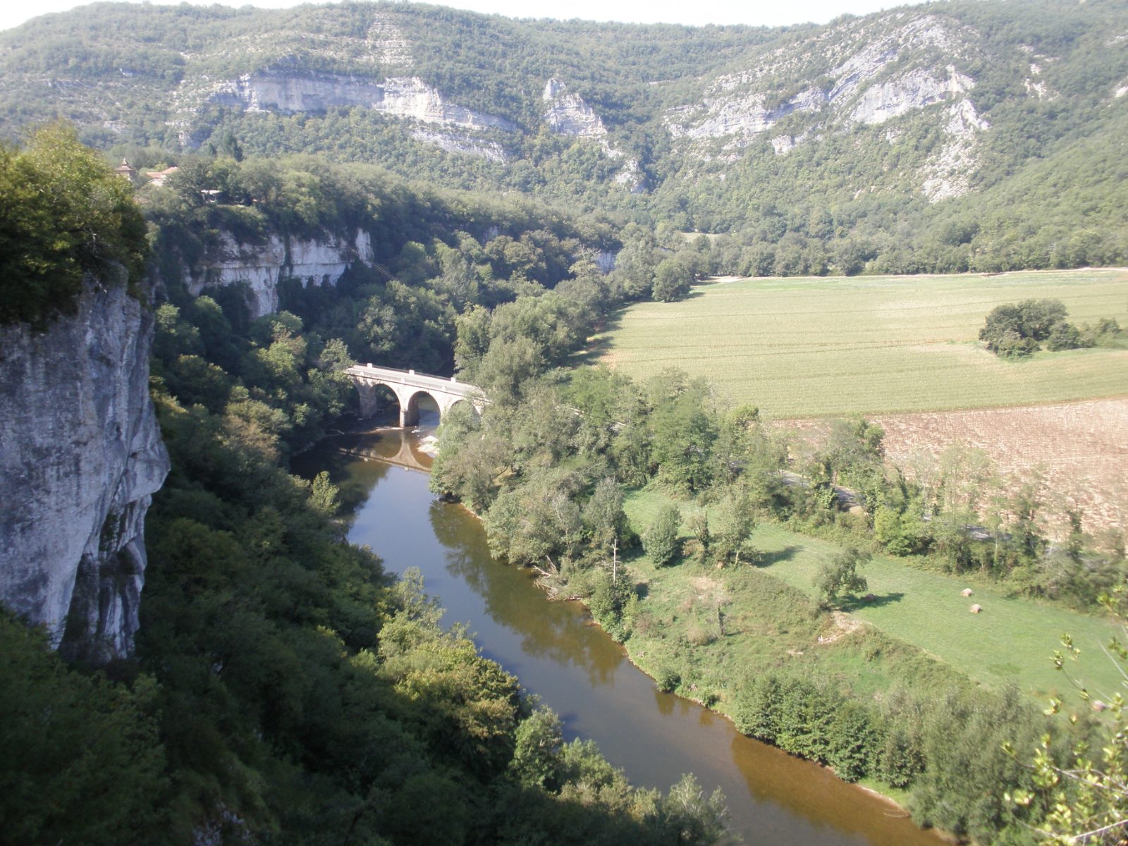 Gorges de l'Aveyron entre falaises et forêts — location courte durée Occitanie