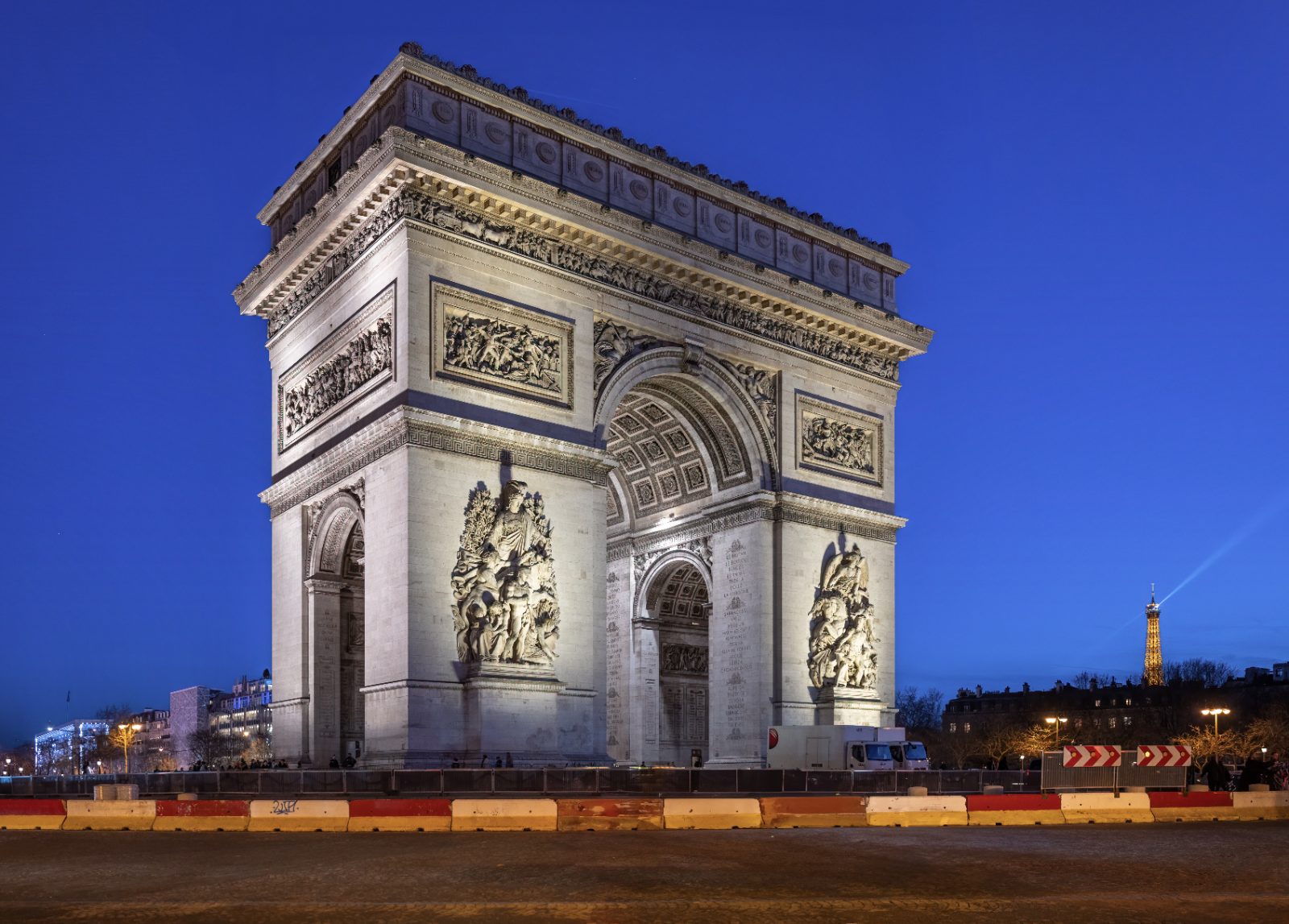 Arc de Triomphe de l'Étoile illuminé à Paris — location courte durée Île-de-France