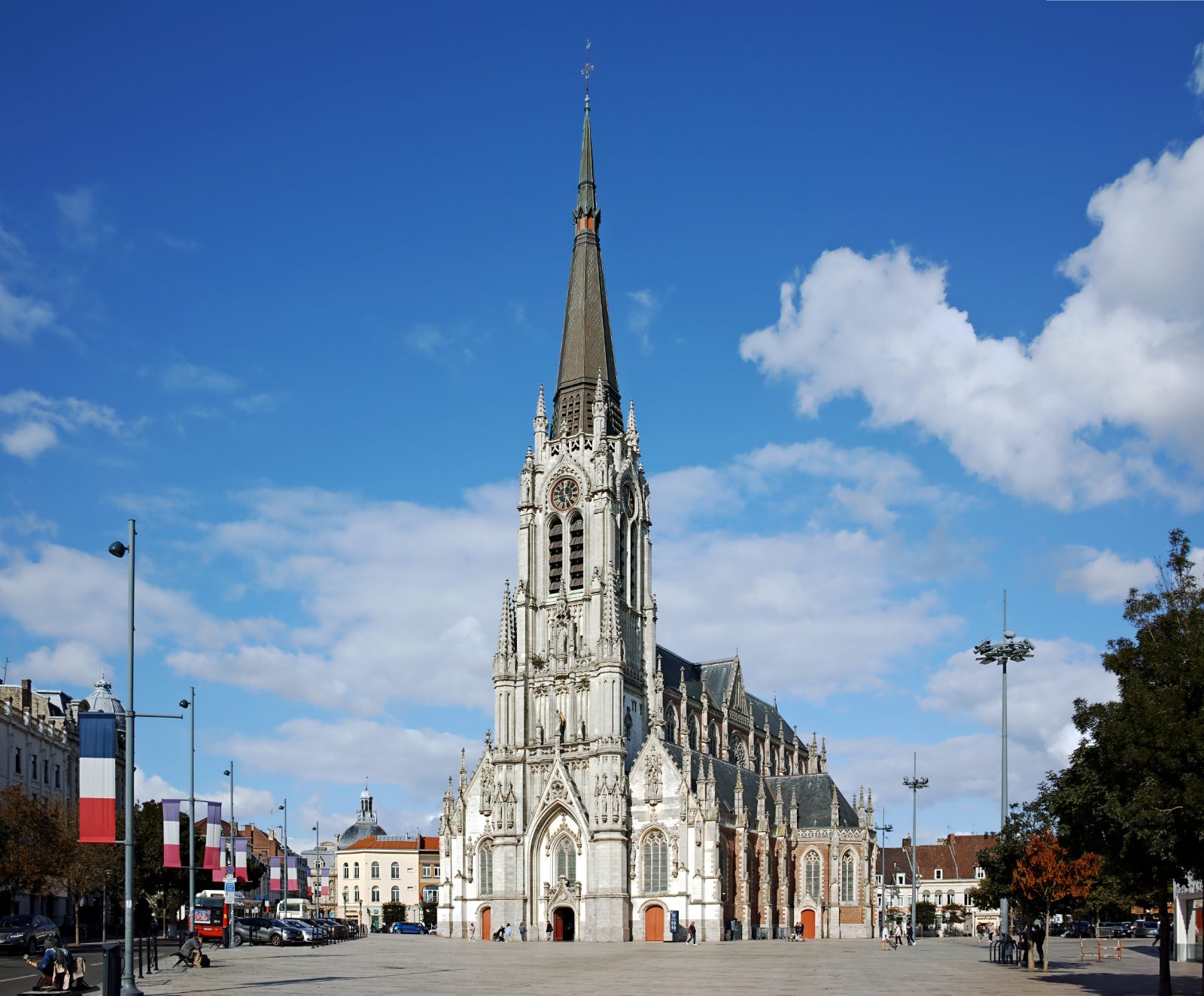 Église Saint-Christophe et place de la République à Tourcoing — location courte durée Nord