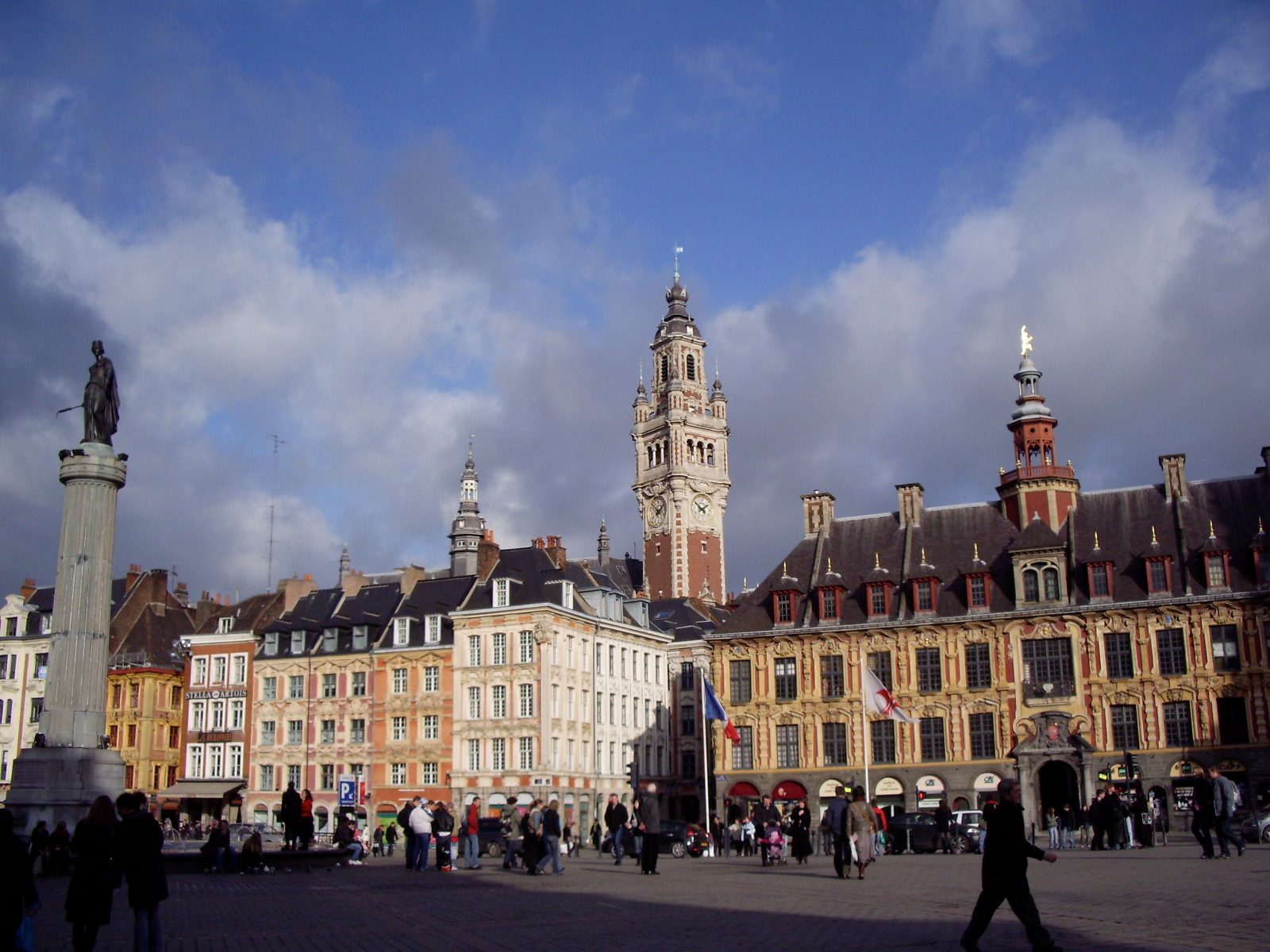 Place du Général-de-Gaulle à Lille, accessible depuis Lomme — location saisonnière Hauts-de-France