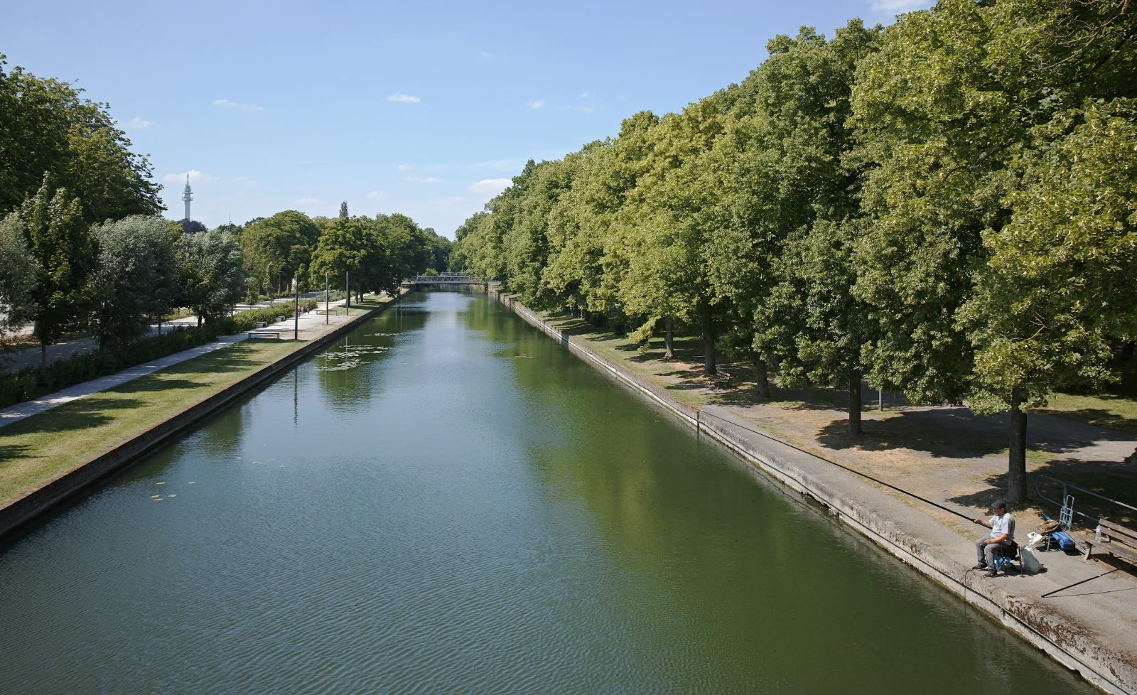Pêcheur au bord du canal de la Deûle près de Lomme — location courte durée Nord